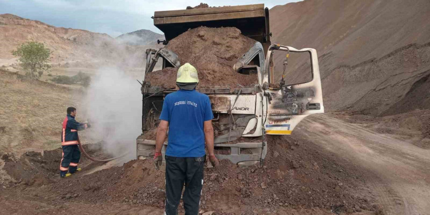 Seyir halindeki kamyon yanarak kullanılamaz hale geldi