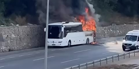 Seyir halindeki otobüs alev alev yandı