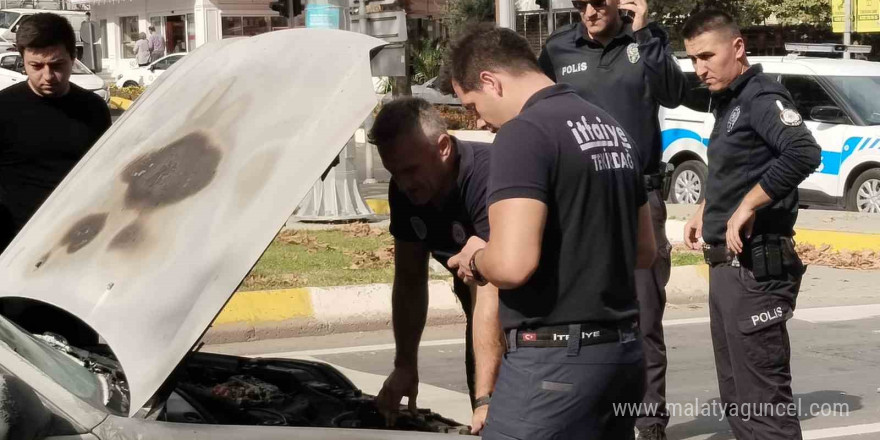 Seyir halindeki otomobil alev aldı