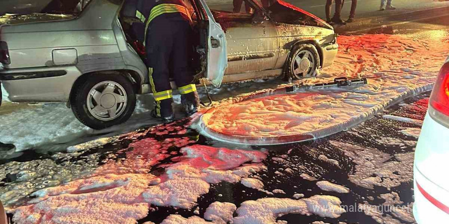 Seyir halindeki otomobil alev topuna döndü