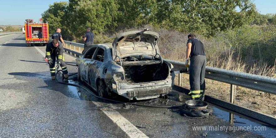 Seyir halindeki otomobil yanarak küle döndü