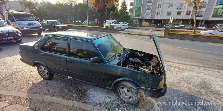 Seyir halindeki otomobildeki yangını itfaiye ekipleri söndürdü