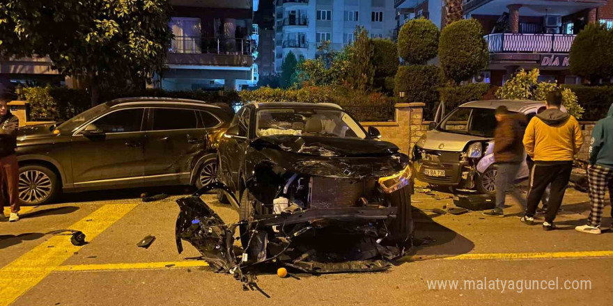 Seyir halindeyken bir başka araca çarpıp kaçtı, ortalık savaş alanına döndü