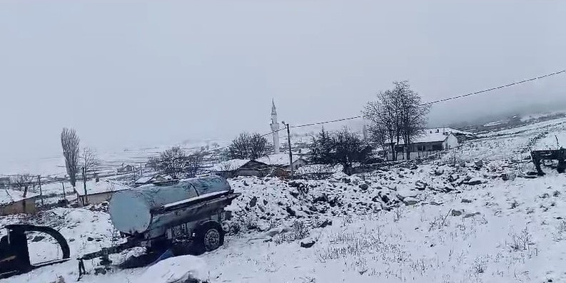 Seyitgazi ilçesi beyaza büründü