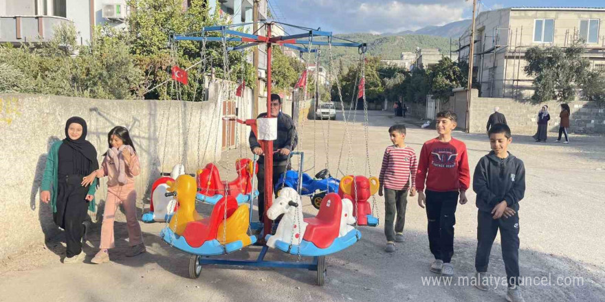 Seyyar atlı karıncasıyla, depremzede çocuklara sokak sokak mutluluk dağıtıyor