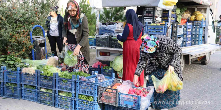 Seyyar manav ve fırın sayesinde ihtiyaçlarını karşılıyorlar