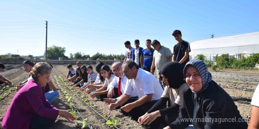 Sezonun ilk fideleri öğrencilerin ellerinden toprakla buluştu