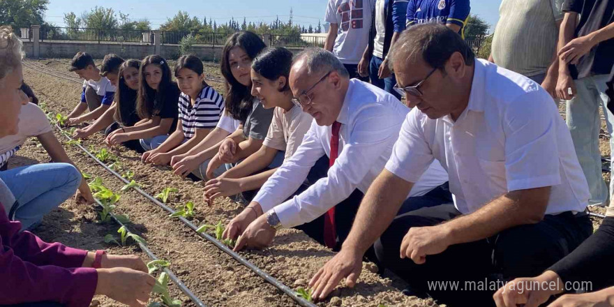 Sezonun ilk fideleri öğrencilerin ellerinden toprakla buluştu