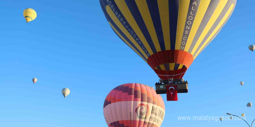 Sıcak hava balonları Türk Bayrakları ile havalandı