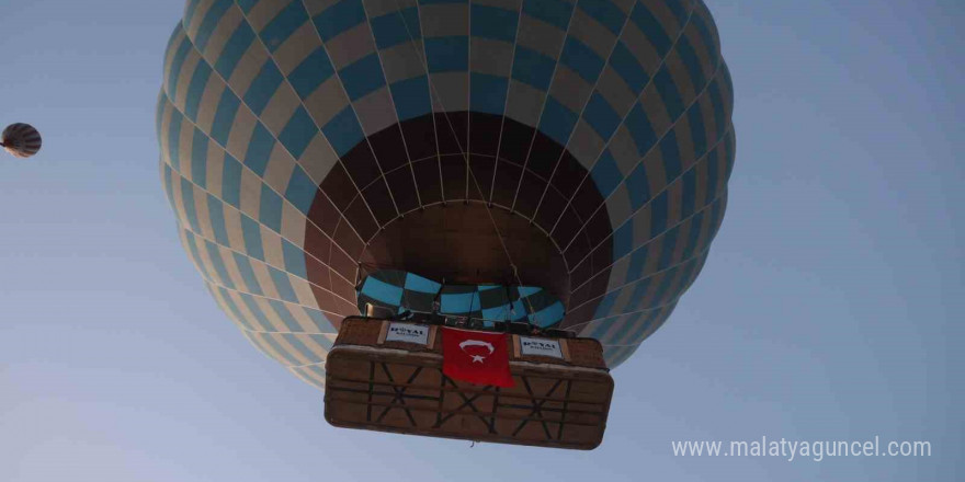 Sıcak hava balonları Türk Bayrakları ile havalandı