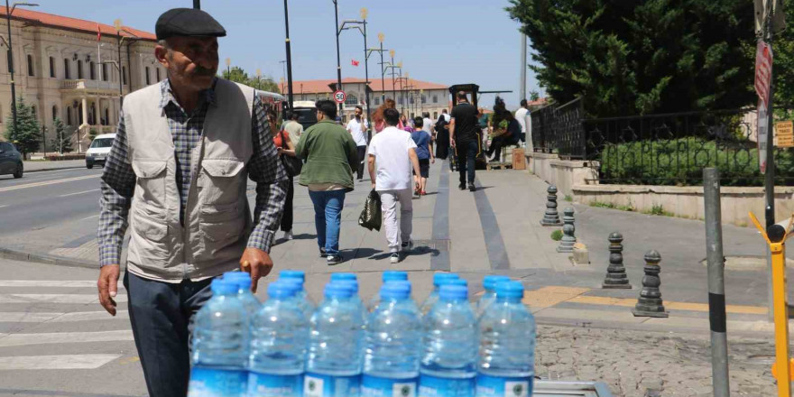 Sıcak havalar en çok onların yüzünü güldürüyor