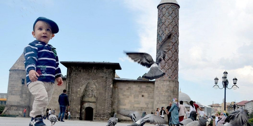 “Sıcak havalarda bol, hafif ve açık renkli giyinin”