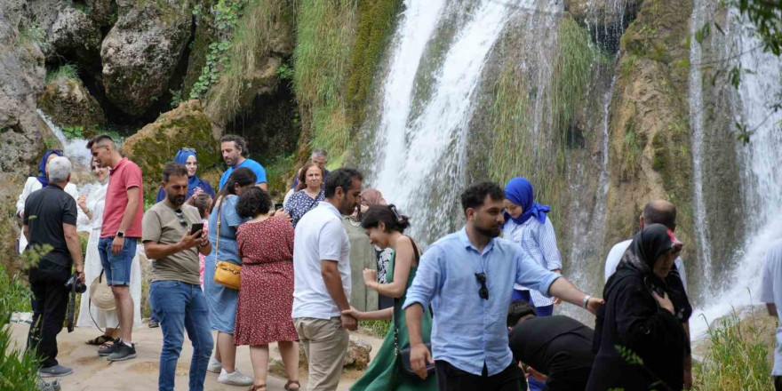 Sıcaktan bunalanlar Girlevik Şelalesi’nde serinliyor