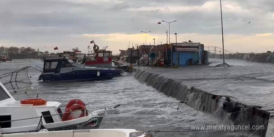 Şiddetli lodos nedeniyle İstanbul’da deniz taştı, tekneler zarar gördü