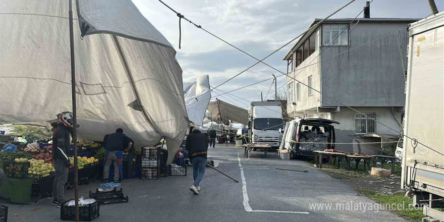 Şiddetli lodos pazarcıları vurdu, brandalar devrildi