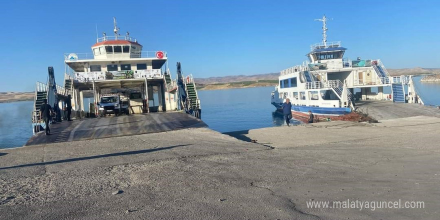 Şiddetli rüzgar feribot seferlerini durdurdu