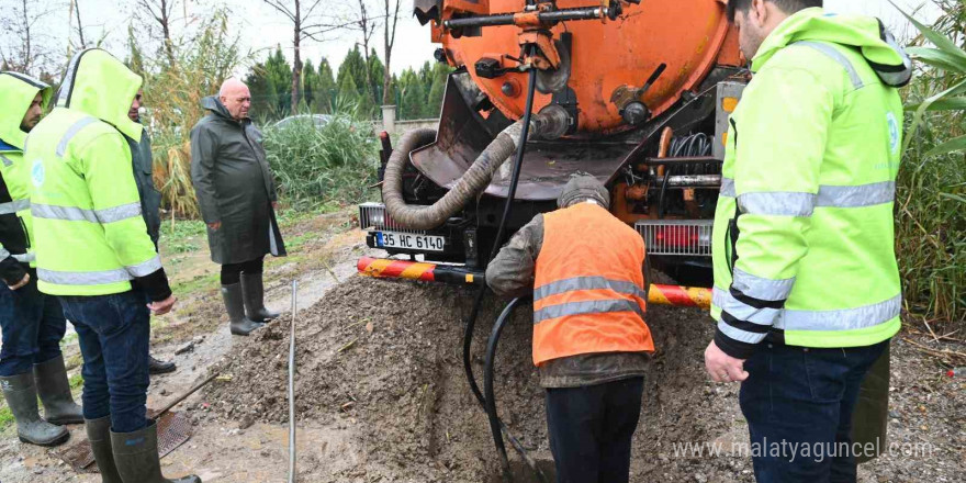 Şiddetli yağışa karşı sahada mücadele sürüyor