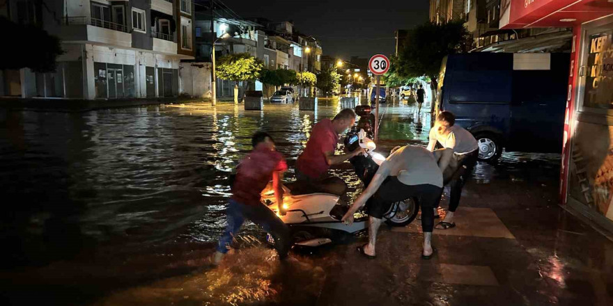 Şiddetli yağışla birlikte göle dönen caddelerde vatandaşlar zor anlar yaşadı