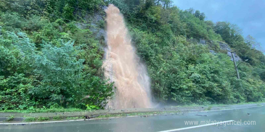 Şiddetli yağışlar Artvin’in Hopa ve Arhavi ilçelerinde etkili oluyor