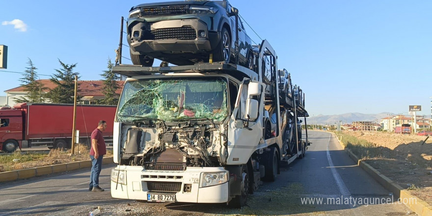 Sıfır kilometre SUV araçları taşıyan tır önündeki tıra çarptı: 2 yaralı