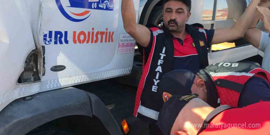 Sıfır kilometre SUV araçları taşıyan tır önündeki tıra çarptı: 2 yaralı