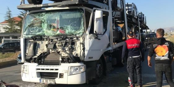 Sıfır kilometre SUV araçları taşıyan tır önündeki tıra çarptı: 2 yaralı