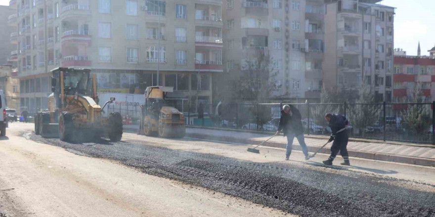 Siirt Belediyesi, yollarda yenileme çalışmalarına hız verdi