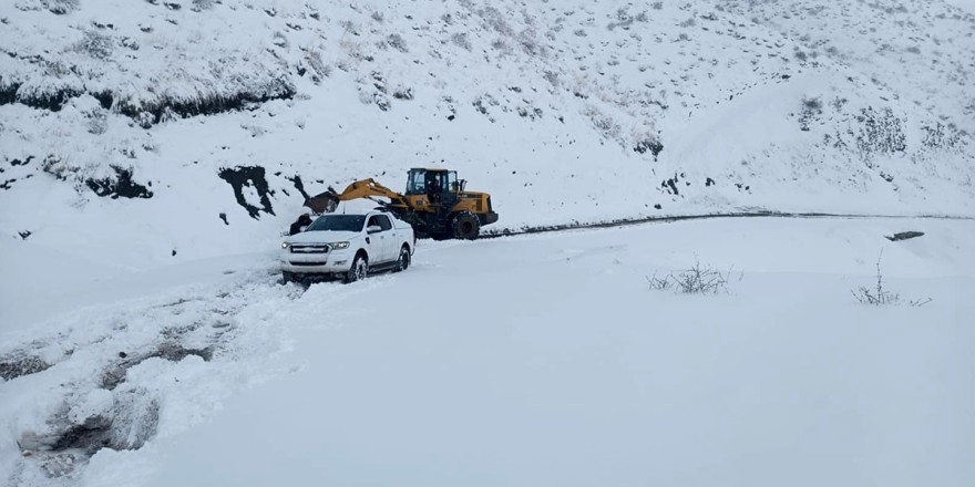 Siirt’te araç sürücüleri kar nedeniyle yolda mahsur kaldı