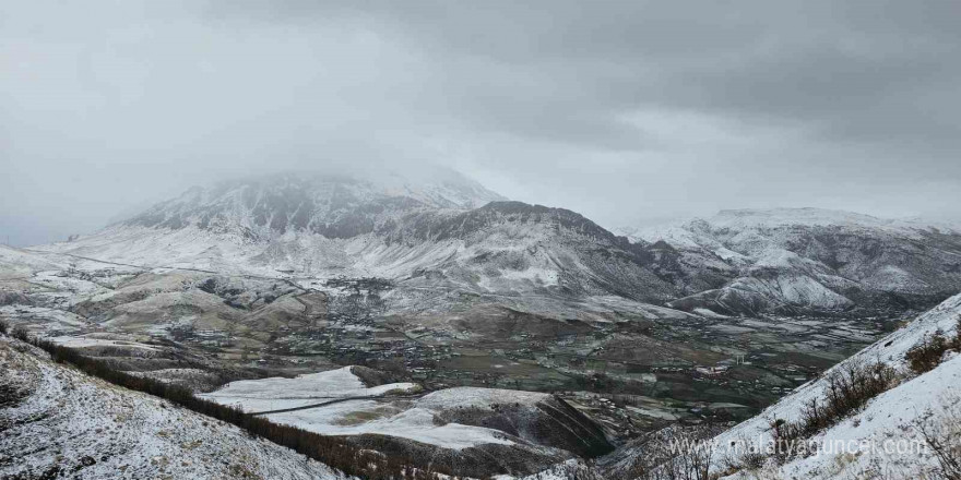 Siirt’te etkili olan kar yağışı kartpostallık görüntüler oluşturdu