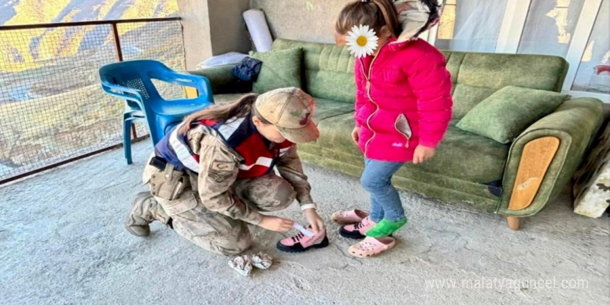 Siirt’te jandarma 50 öğrencinin okul ihtiyacını karşıladı