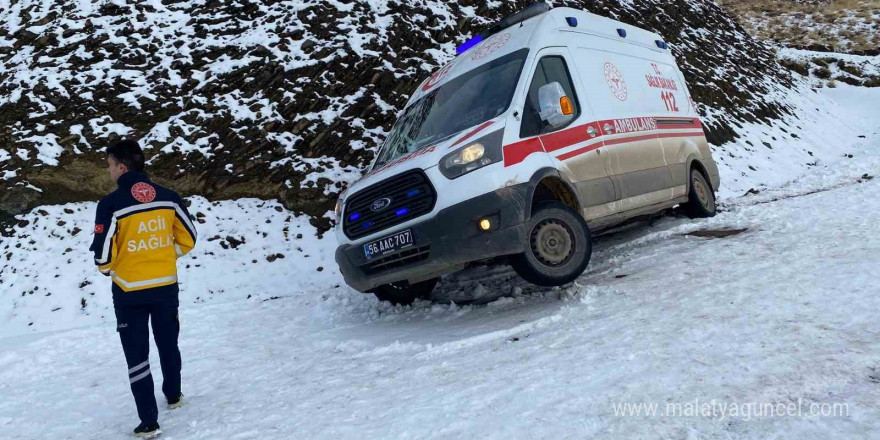 Siirt’te karda mahsur kalan ambulans, İl Özel İdaresi ekiplerince kurtarıldı