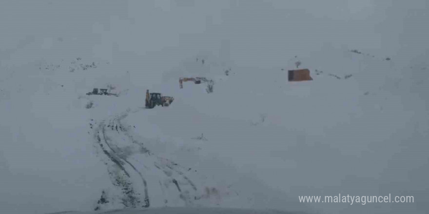 Siirt’te kardan kapanan yolda çalışmalar devam ediyor