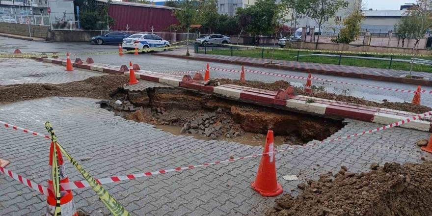 Siirt’te sağanak yağış sonucu yol çöktü