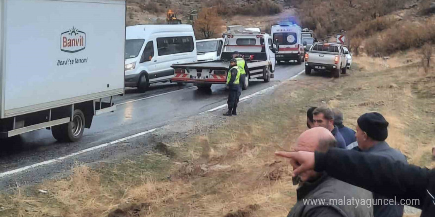 Siirt’te virajı alamayan tır devrildi: 1 yaralı