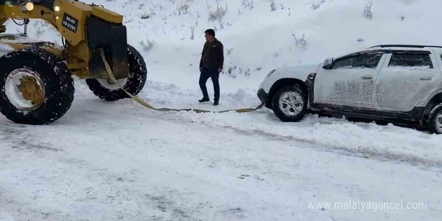 Siirt’te yoğun kar yağışı nedeniyle kapanan yol ulaşıma açıldı