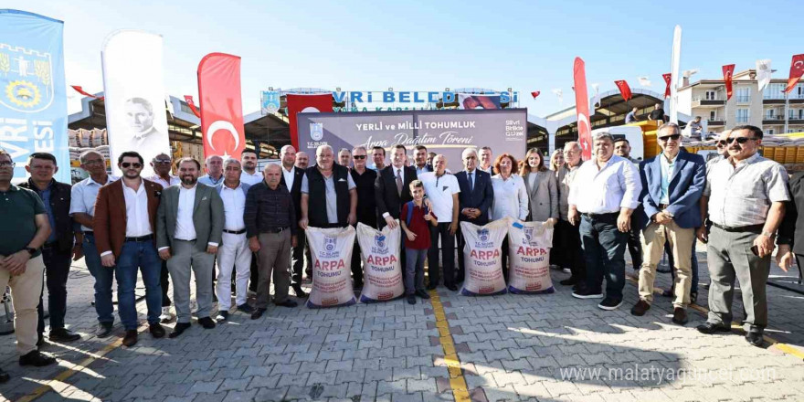 Silivri Belediyesi çiftçilere tohumluk arpa dağıtımı yaptı