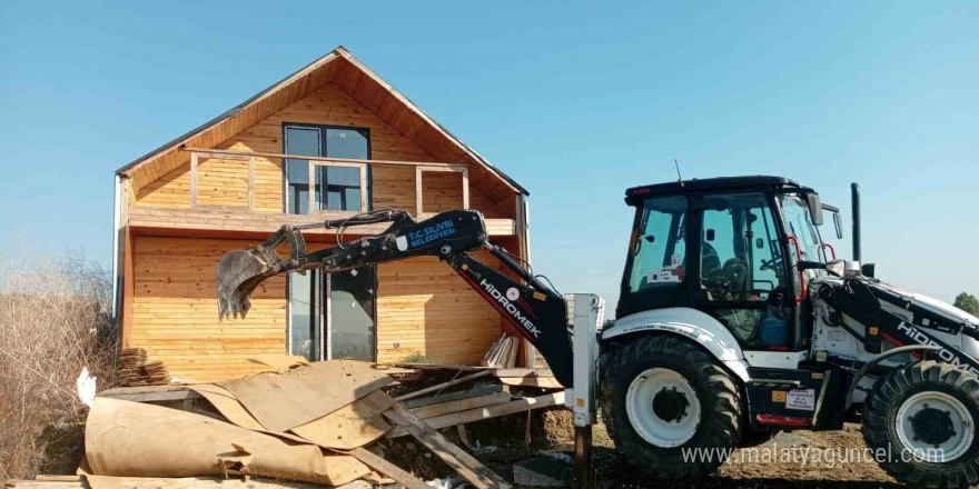 Silivri Belediyesi tarım arazilerindeki kaçak yapıların yıkımına devam ediyor