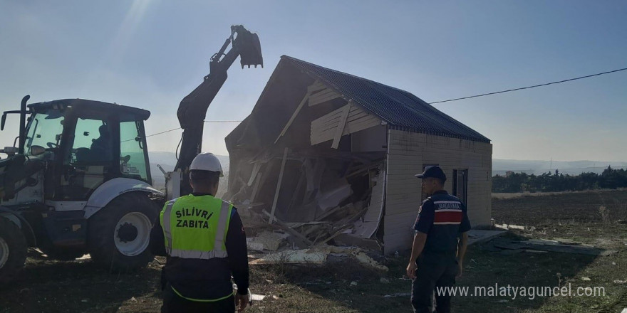 Silivri Belediyesi tarım arazilerindeki kaçak yapıların yıkımına devam ediyor