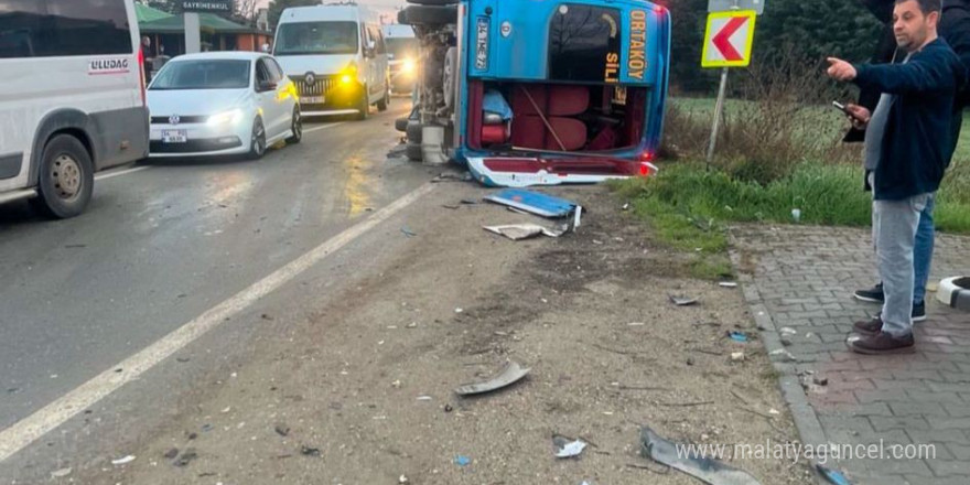 Silivri’de feci kaza kamerada: Hafif ticari araçla, yolcu minibüsü çarpıştı 10 kişi yaralandı