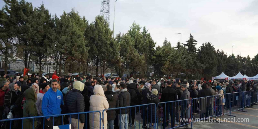 Silivri’de market açılışında verilecek bin TL’lik hediye çeki için vatandaşlar akşamdan çadır kurup bekledi