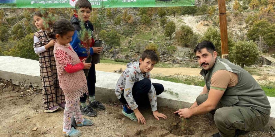 Simav’da okul ve cami bahçesine fidan dikimi