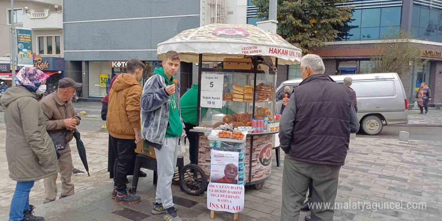 Simitçi, Fethullah Gülen’in ölümünü tatlı dağıtarak kutladı