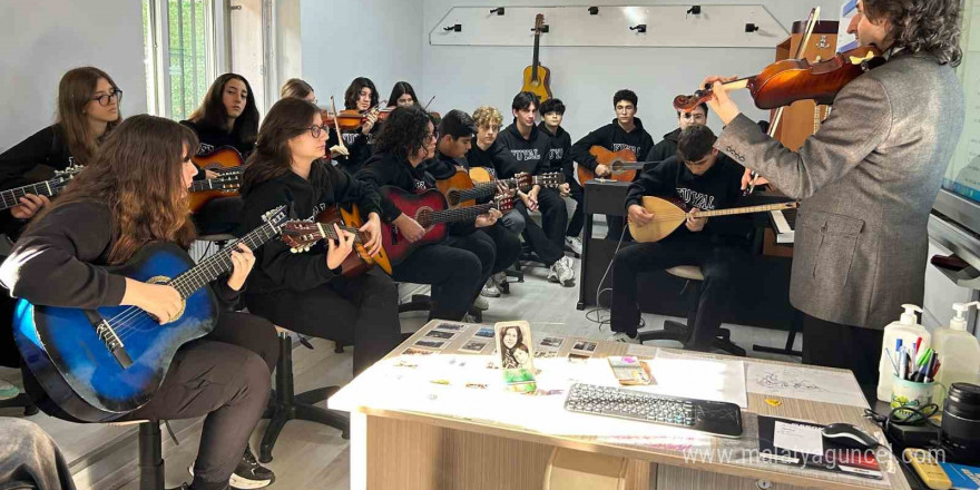 Sinan öğretmen, müzik sınıfıyla öğrencilerini ‘Türk müziğine’ kazandırıyor