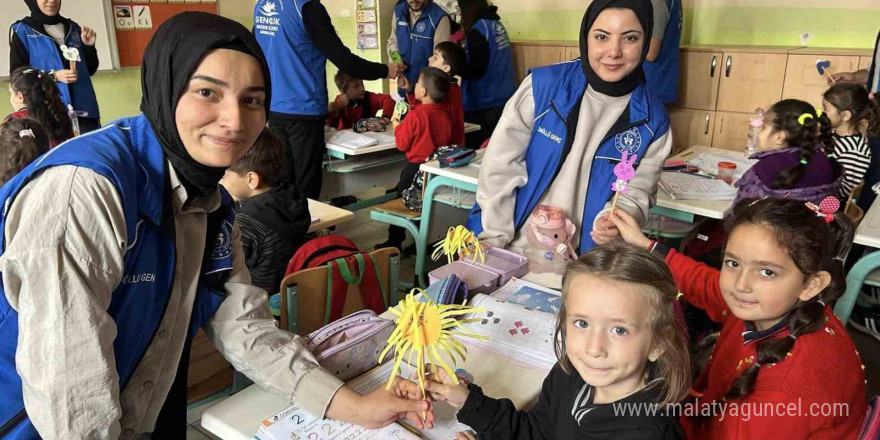 Sınavdan toplanan kalemleri süsleyerek, minik öğrencilere hediye ettiler