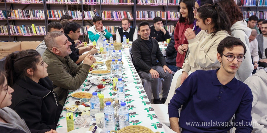 Sincan Belediye Başkanı Ercan, gençlerle sahur yaptı