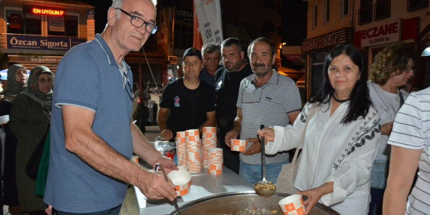 Sındırgı’da yüzlerce kişiye aşure dağıtıldı