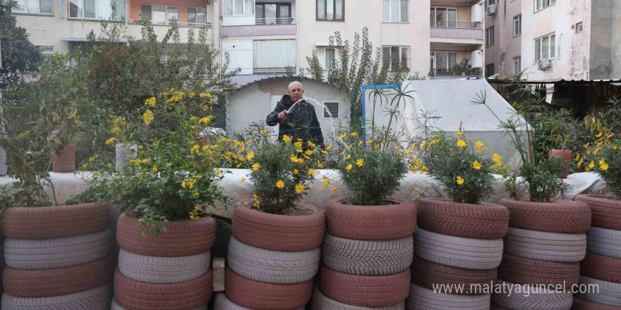 Sinekler üremesin diye topladığı araç lastiklerinden çiçek bahçesi yaptı