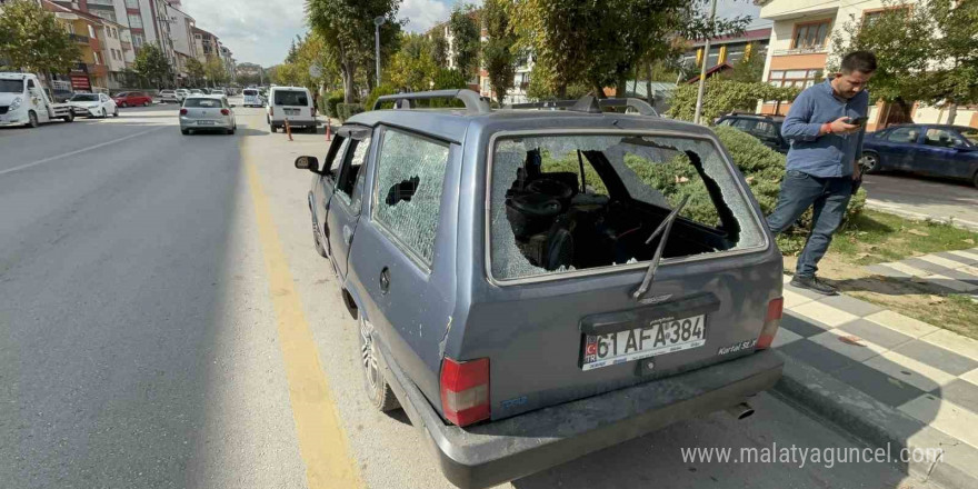 Sinir krizi geçiren vatandaş otomobilini hurdaya çevirdi