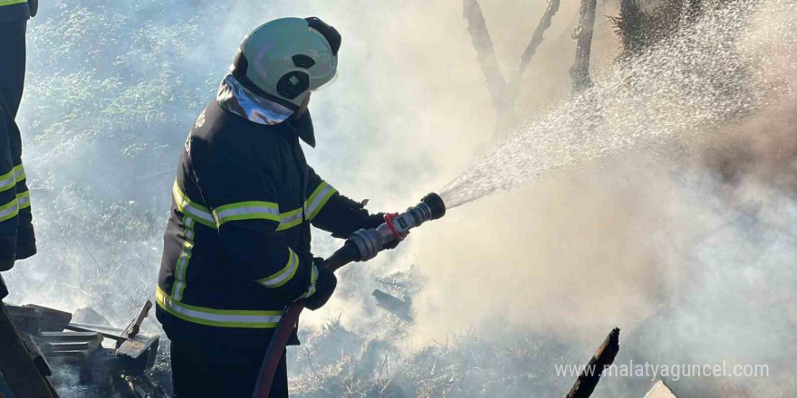 Sinop’ta çakmakla oynayan çocuklar samanlığı yaktı