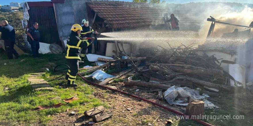 Sinop’ta çakmakla oynayan çocuklar samanlığı yaktı